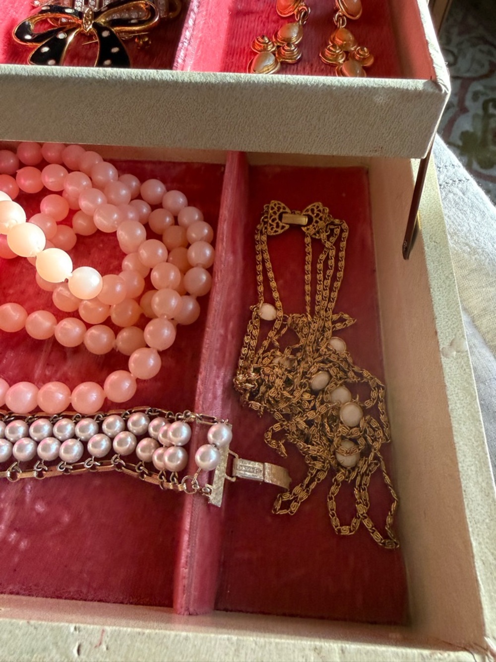 Vintage Jewelry Box filled Jewelry, Lady BuxtonVTG brooches earring’s necklaces - Picture 8 of 16